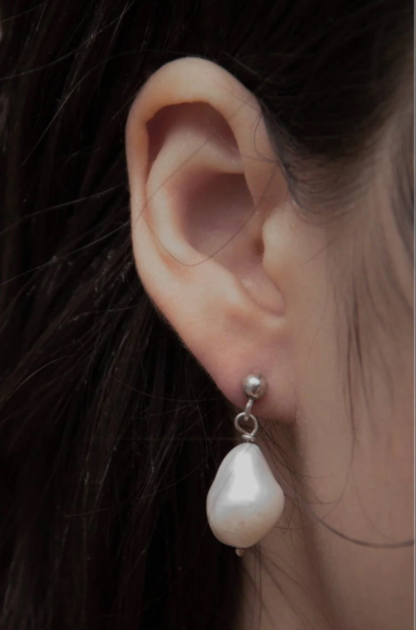 IRREGULAR PEARL 950 STERLING SILVER EARRING AYANEGUI LUXURY JEWERLY BRAND BASED IN MEXICO MODERN MINIMAL STREET STYLE FASHION