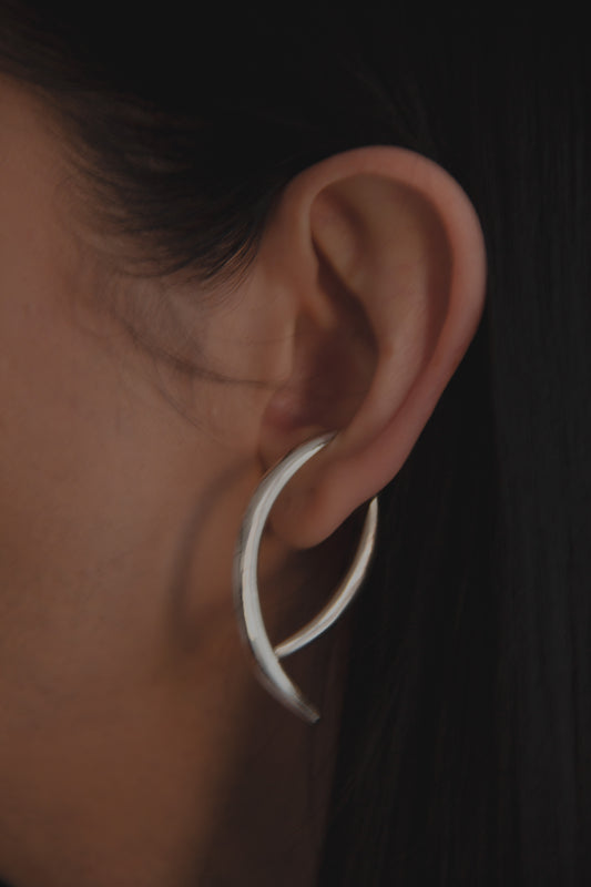 CROSSED EAR CUFF
